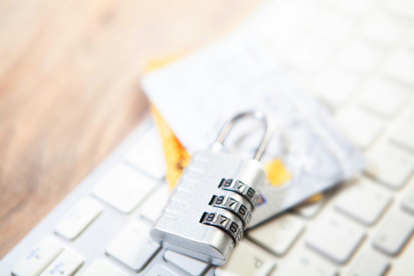 Cadenas à code posé sur des cartes bancaires et un clavier — remboursement immédiat des victimes de fraude bancaire